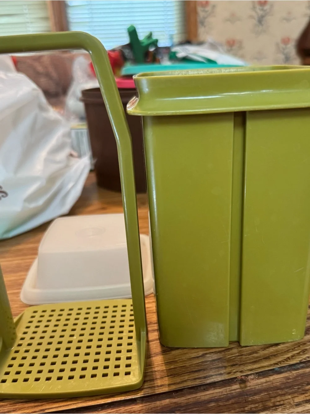 Tupperware pickle keeper. Vintage avocado green.